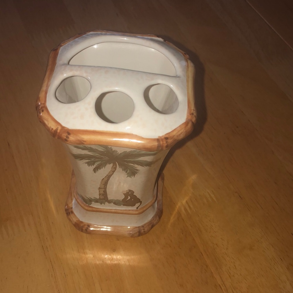 Toothbrush Holder - Picture 2 of 4
